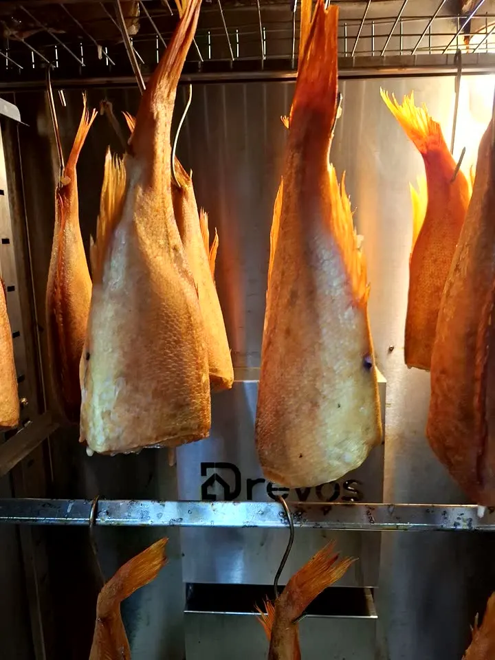 Fische in der Kammer — Heißräuchern, Räucherofen DREVOS Big