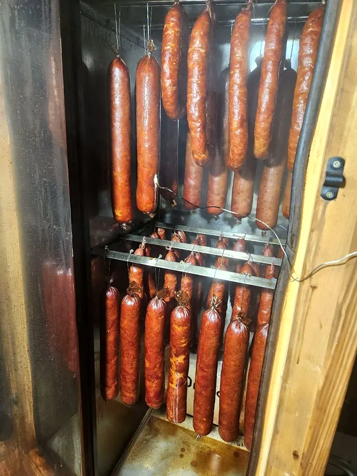 Würstchen auf dem Grill – Heißräuchern, Räucherofen DREVOS Classic