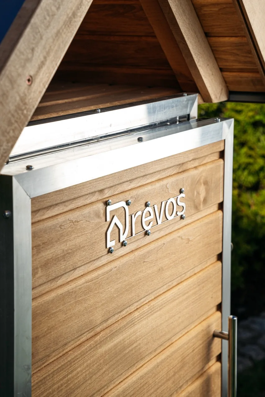 Nahaufnahme der aufgesetzten Tür DREVOS Big PRO mit umlaufender Aluminiumkante