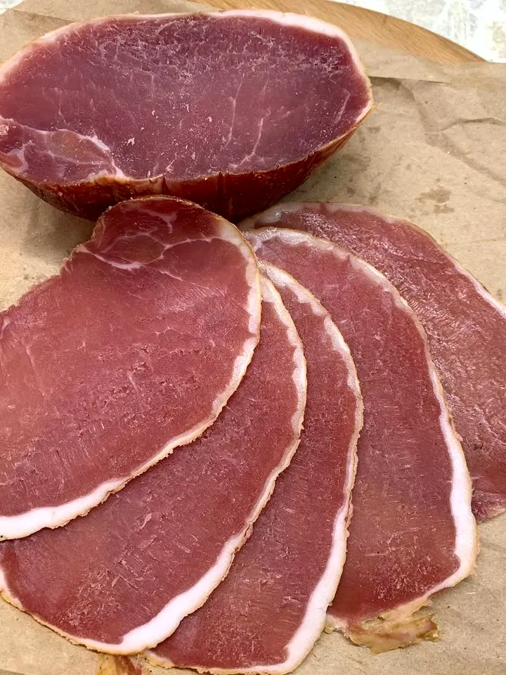 Hausgemachte Würstchen im Räucherofen DREVOS Mini