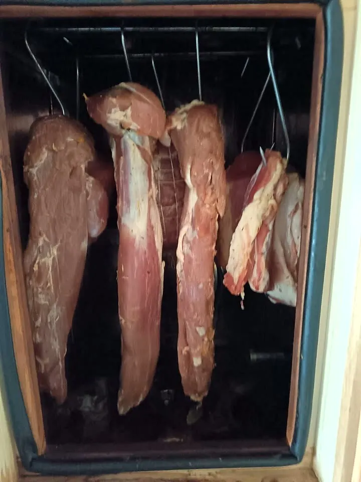 Kunde am Räucherofen DREVOS Mini mit voller Wurstbeladung