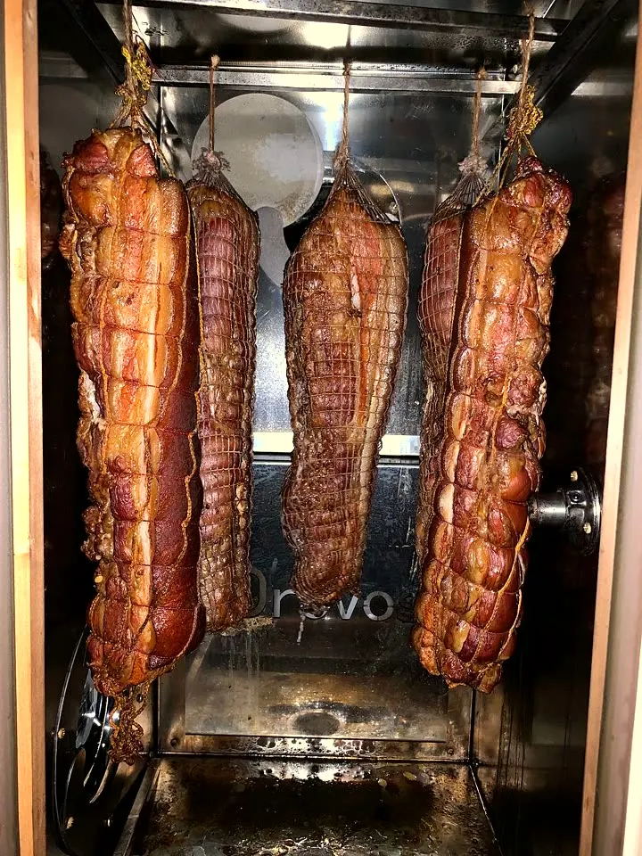 Tablett mit aufgeschnittenem geräuchertem Fleisch, Räucherofen DREVOS Mini