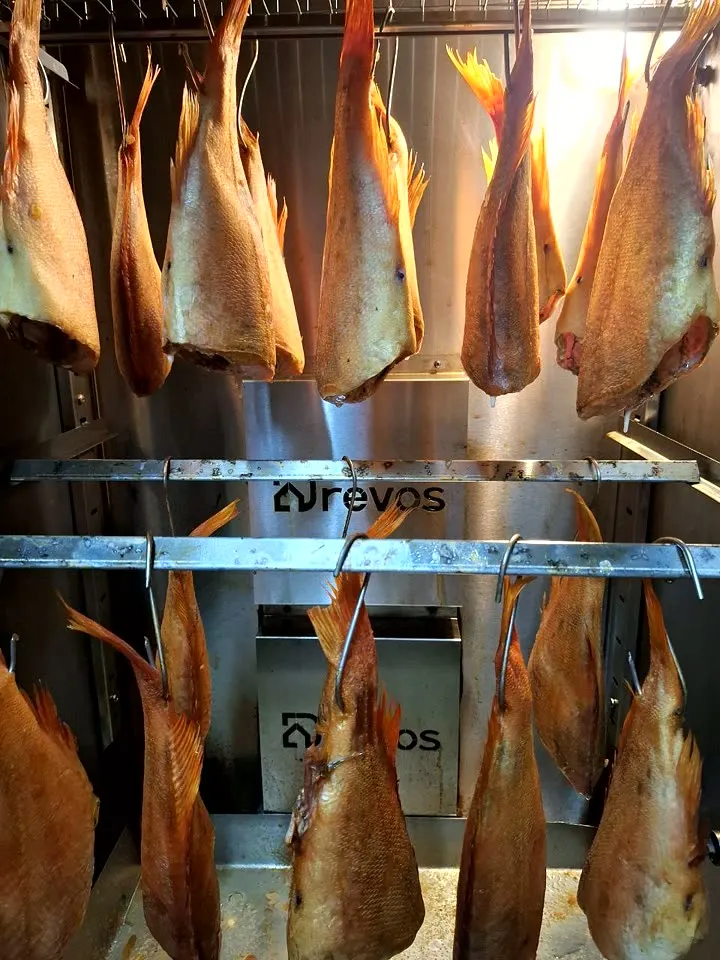 Fische in der Kammer — Heißräuchern, Räucherkammer DREVOS Smoke Chamber 50