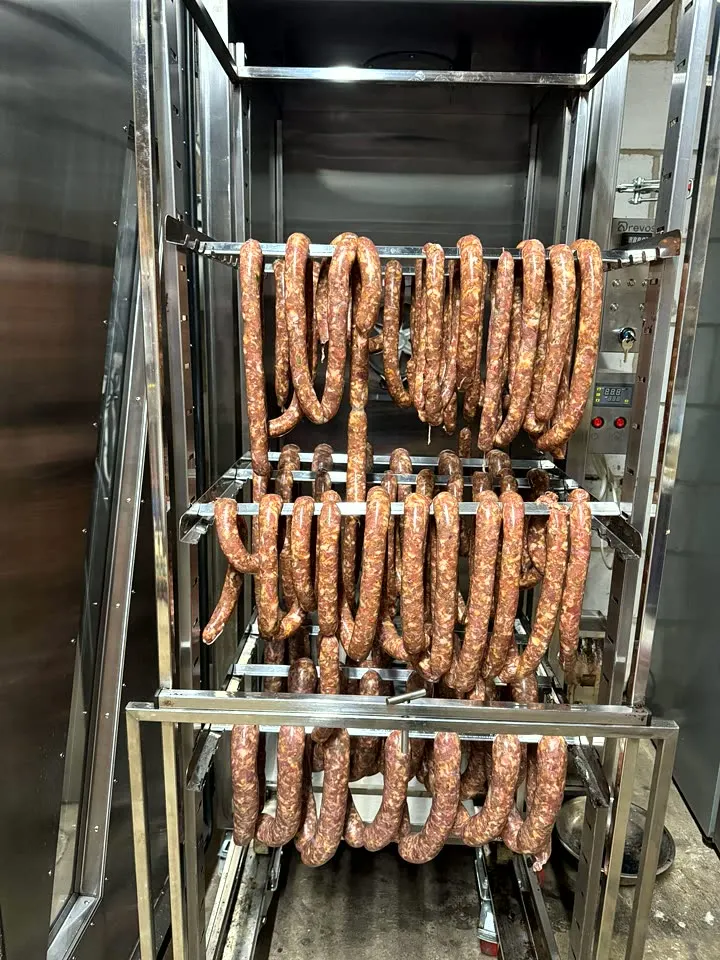 Würste, Beladung – Heißräuchern, Räucherkammer DREVOS Smoke Chamber 50 +