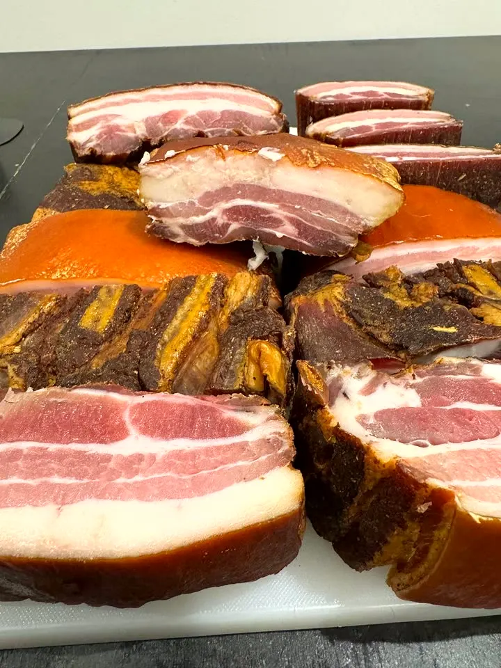 Bauchspeck und Nacken – zum Servieren, Räucherkammer DREVOS Smoke Chamber 50 +